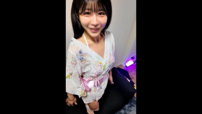 與像映美里的纖細酒廊小姐穿著浴衣，背德感MAX的中出PLAY