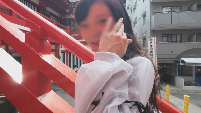 [個撮・戶外性交] 〈言聽計從的不倫妻〉「欸！要在這裡做嗎？」在街角進行色情行為！ 在可能有人來的地方口交＆性交！興奮到極點 在飯店內射噴出！！
